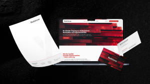 YieltStone Corporate Design Case Study: Ansicht von Logo, Briefpapier und neuer B2B-Website auf einem Laptop.